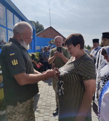 У Луцьку оновили фотостенд загиблих героїв та розмістили портрети захисників на led-екранах міста