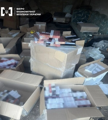 В Одесі приватний підприємець продавав на ринку фальсифіковані сигарети та алкоголь