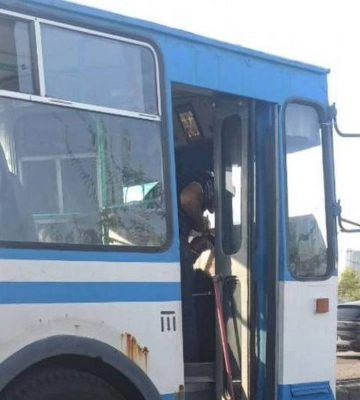 У Дніпрі на Слобожанському проспекті під час руху спалахнув тролейбус