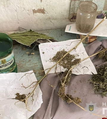 На Білопільщині поліція викрила чоловіка, який зберігав вдома наркотики