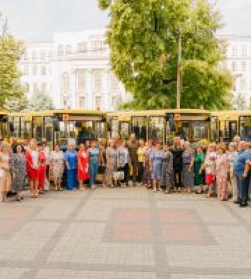 Громади Дніпропетровської області отримали ще 10 нових шкільних автобусів