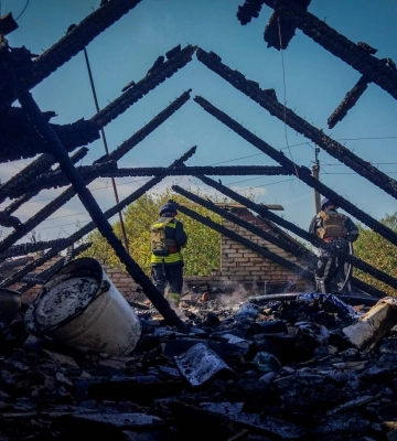У Сумському районі внаслідок ворожого удару горів житловий будинок