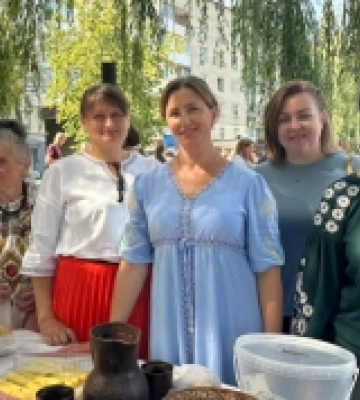 На благодійному ярмарку в Костополі зібрали майже пів мільйона гривень на потреби військових
