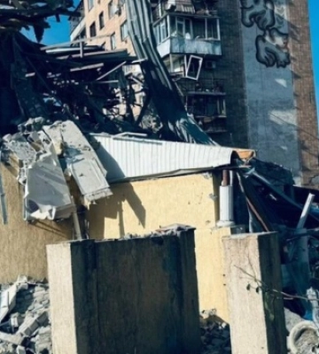 По готелю у Краматорську вдарили «Іскандером», одного з журналістів досі шукають під завалами