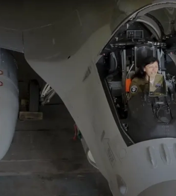Мать погибшего пилота Джуса посидела в F-16, о которых мечтал ее сын (видео)