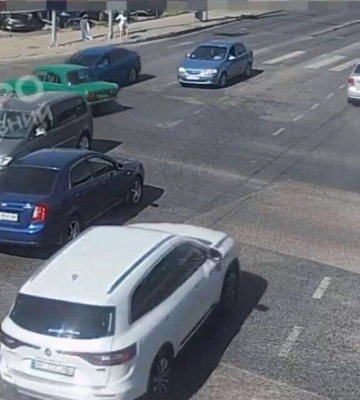У Дніпрі зіткнулися Ford та «Москвич»: відео моменту