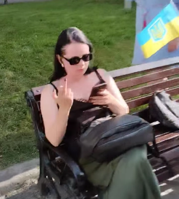Спеціалістка Львівської ОВА показала середній палець під час виконання Державного гімну (відео)