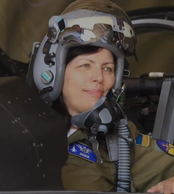 Мать погибшего пилота Джуса посидела в F-16, о которых мечтал ее сын (видео)