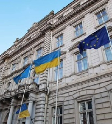 Львовская чиновница отказалась встать во время Государственного Гимна и показала непристойный жест