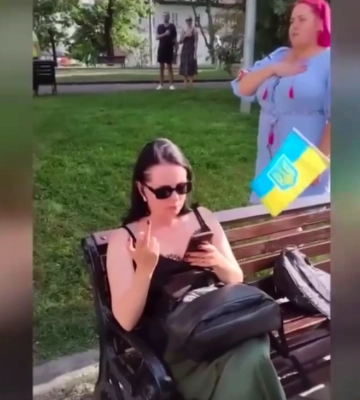 Во Львове уволили работницу ОВА, которая игнорировала гимн Украины и показывала средний палец. Видео