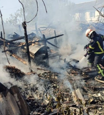 Ледь не стався вибух: на Волині горіла господарська будівля біля багатоповерхівки