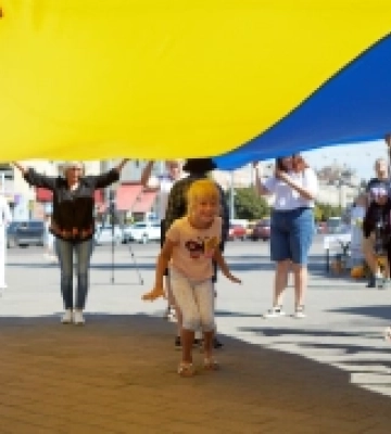 Ярмарок, бокс і величезний жовто-блакитний стяг: як бібліотека у Луцьку відзначала День прапора. ФОТО