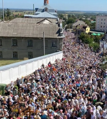 Тисячі паломників Московської церкви попри заборону прибули до Почаївської лаври