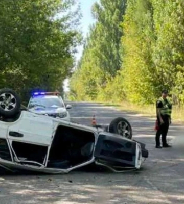 На Київщині автомобіль перекинувся на дах: водій загинув