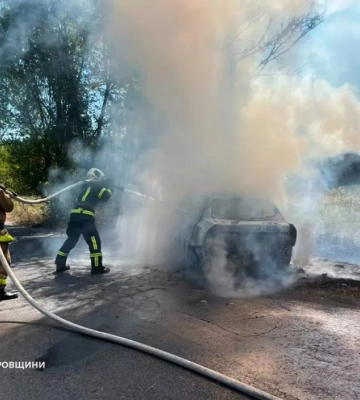 На Дніпропетровщині автівка влетіла в дерево та вщент згоріла: постраждав водій