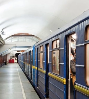 У Києві потяги метро курсують червоною лінією від «Академмістечка» до «Театральної»