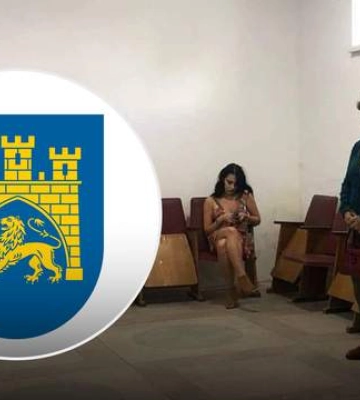 Во Львове женщина сидела во время гимна и минуты молчания: горсовет прокомментировал скандал