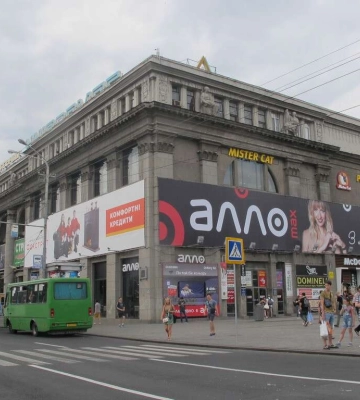 У Дніпрі біля ЦУМу водій «BMW» збив підлітків і втік з місця аварії