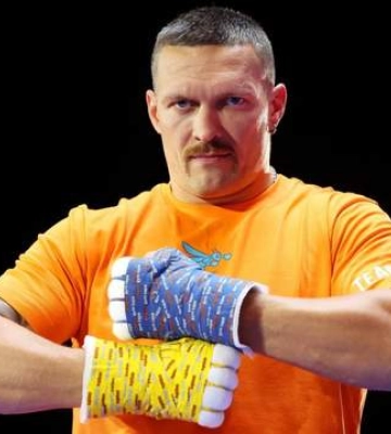 Усик оцінив перспективи Хижняка на професійному рівні й виділив ще одного молодого боксера