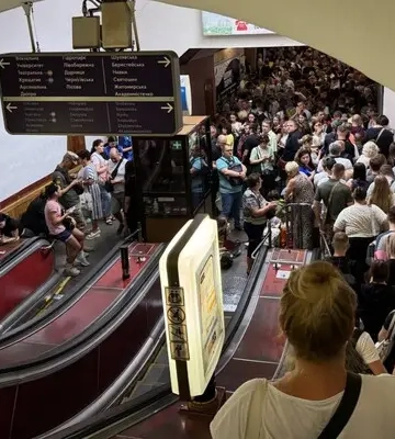 У Києві станція метро «Видубичі» наразі працює лише в режимі укриття
