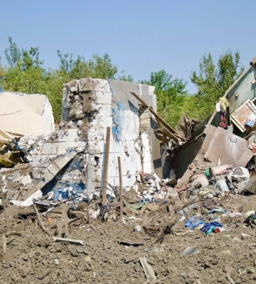 Постраждали дачі у Дніпровському районі, з-під завалів дістали людину