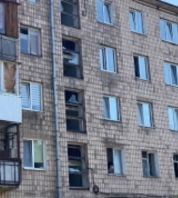 Зі зруйнованого російською атакою будинку у Луцьку евакуювали 12 осіб