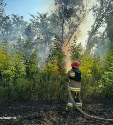 На Миколаївщині рятувальники ліквідували наслідки масованого ворожого обстрілу