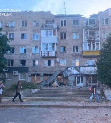 «Хотіла закрити балкон, але не встигла, телепнуло хвилею по голові»: жителька будинку у Луцьку, куди влучив «шахед». Відео