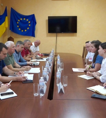 Будівництво житла для переселенців та підготовку до зими обговорили Сумська ОВА і делегація Червоного Хреста