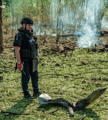 Сапери ДСНС вилучили залишки російської ракети на Харківщині. ФОТОрепортаж