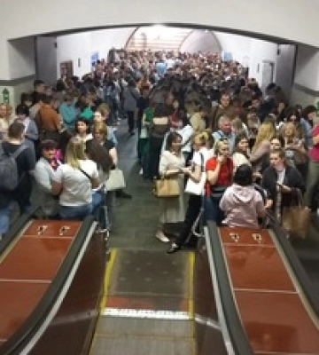 Песня молодежи в киевском метро во время российской атаки поразила журналистку