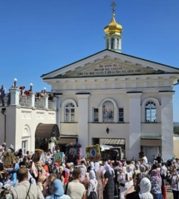 Попри заборону до Почаївської лаври прибули близько 30 тисяч паломників