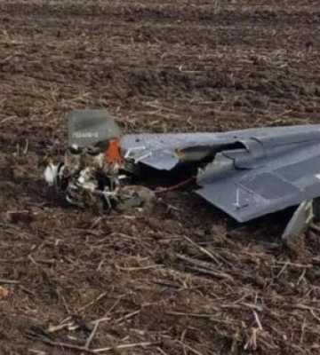 У Голосіївському районі Києва на трасу впали уламки російського дрона