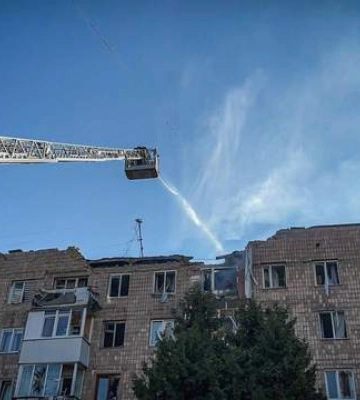 На Обухівську трасу біля Києва впали уламки БплА: пожежа повністю знищила авто, постраждав водій
