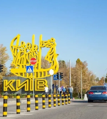 У Голосіївському районі Києва на трасу впали уламки російського дрона