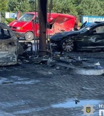 На Львівщині внаслідок ДТП зайнялась бензоколонка, є постраждалі