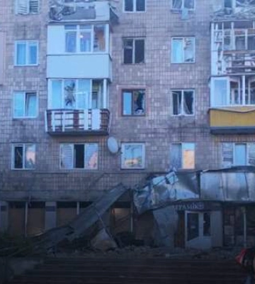 «Хотіла закрити балкон, але не встигла, телепнуло хвилею по голові»: жителька будинку у Луцьку, куди влучив «шахед». Відео