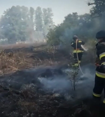 У Сумському районі рятувальники вчасно ліквідували пожежу, що виникла через ворожий обстріл (відео)
