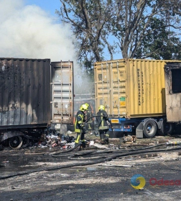 Знищені вантажівки та пошкоджені будинки: наслідки російської атаки по Одещині