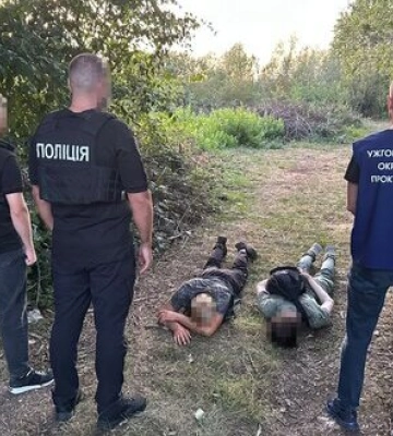 В Ужгороді місцевого жителя затримали на переправленні військовозобов’язаного через кордон за шість тисяч доларів