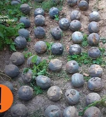 Сапери показали зібрані на околицях Києва касетні боєприпаси ракети Х-101