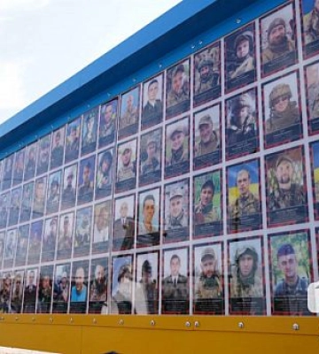 На оновлену Народну стелу Героїв вже повісили майже 200 світлин