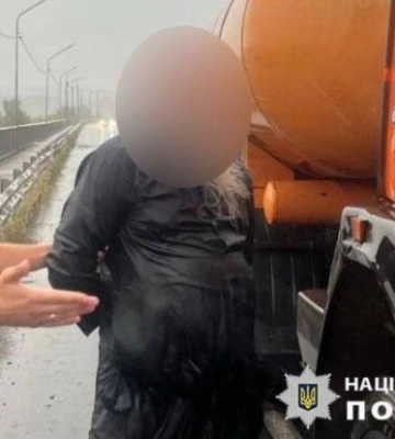 Ганяв на КамАЗі, а потім наваляв поліцейському: п&#039;яний ущент священик влаштував справжній бойовик – кадри