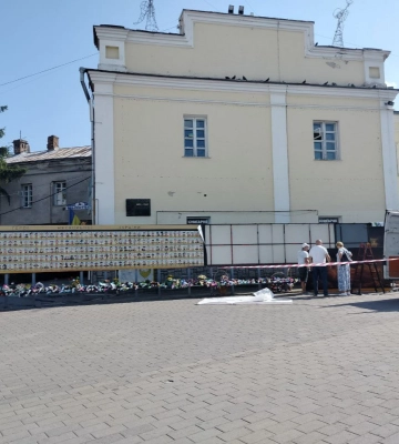 У Луцьку триває реконструкція Стели Героїв