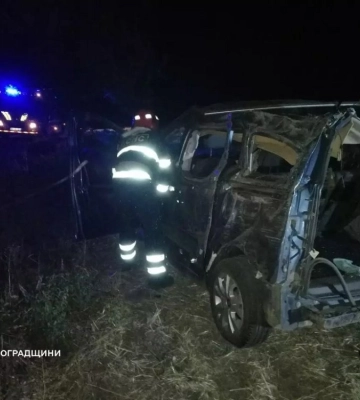 На Кіровоградщині рятувальники деблокували із перекинутої автівки тіло жінки та пораненого чоловіка