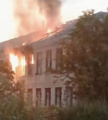 Росіяни атакували дронами навчальний заклад на Херсонщині, спалахнула пожежа