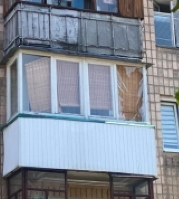 Наслідки ворожого обстрілу багатоповерхівки у Луцьку: фоторепортаж із місця події