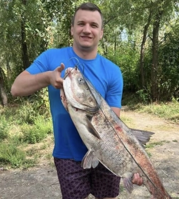 У Дніпрі рибалка виловив гігантського товстолоба вагою понад 15 кг