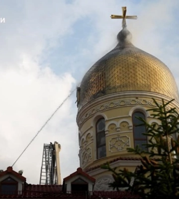 В Одессе молния попала в купол храма, вспыхнул пожар