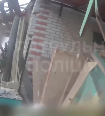 Сумські патрульні показали кадри після ворожого удару по дачам (відео)